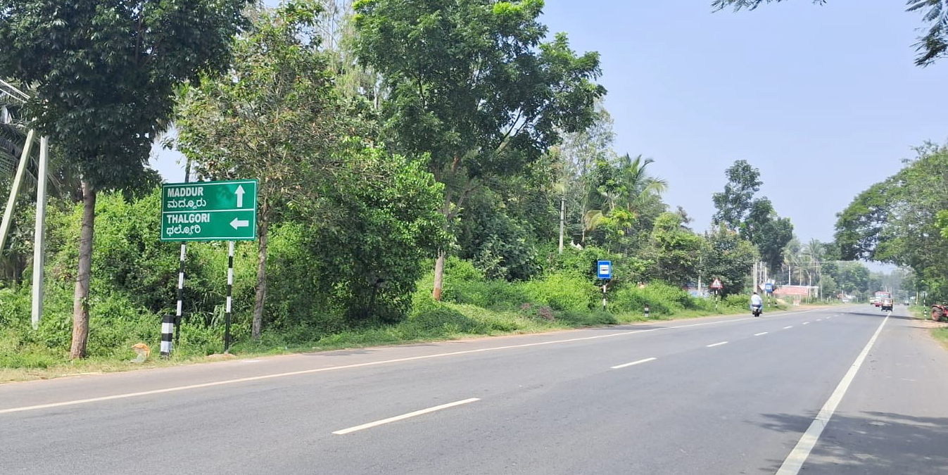 ಮಳವಳ್ಳಿ ತಾಲ್ಲೂಕಿನ ‘ತಳಗವಾದಿ’ ಗ್ರಾಮದ ಹೆಸರನ್ನು ‘ಥಲ್ಲೋರಿ’ ಎಂದು ಅಳವಡಿಸಿರುವುದು.