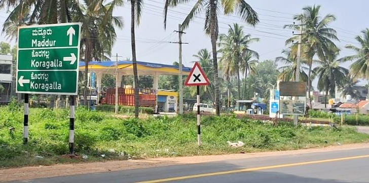 ಮಳವಳ್ಳಿ | ಫಲಕದಲ್ಲಿ ತಪ್ಪು ಮಾಹಿತಿ; ಪ್ರಯಾಣಿಕರು ತಬ್ಬಿಬ್ಬು