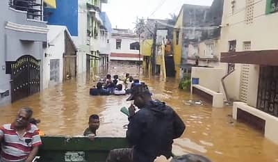 ಭಾರಿ ಮಳೆಗೆ ಜಲಾವೃತಗೊಂಡಿರುವ ಪುದುಚೇರಿಯ ರಸ್ತೆ