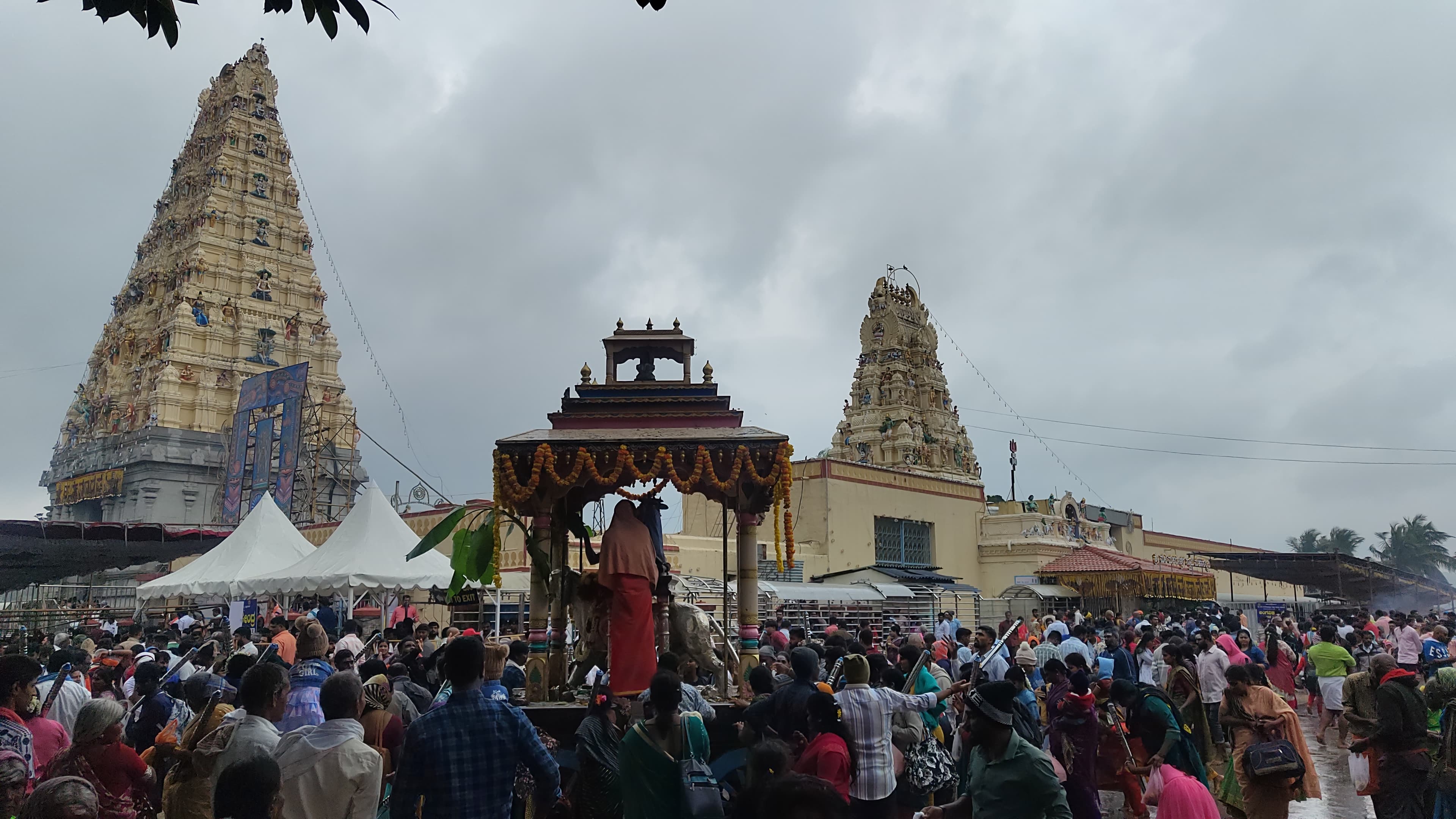 ಜಿಟಿ ಜಿಟಿ ಮಳೆಯಲ್ಲಿ ವಿವಿಧ ಸೇವೆಯನ್ನು ನೆರವೇರಿಸುತ್ತಿರುವ ಭಕ್ತರು