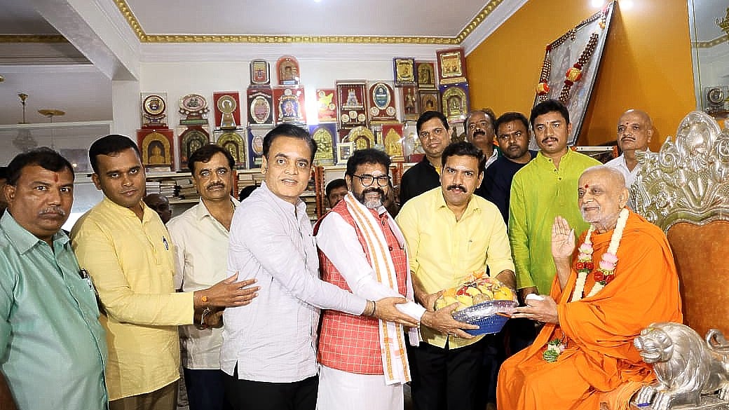 ಒಕ್ಕಲಿಗರ ಮಹಾಸಂಸ್ಥಾನ ಮಠದ ಚಂದ್ರಶೇಖರನಾಥ ಸ್ವಾಮೀಜಿಯನ್ನು ಭೇಟಿಯಾದ BJP ನಿಯೋಗ