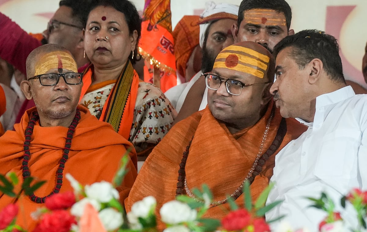 ಹಿಂದೂಗಳ ಮೇಲಿನ ದಾಳಿ ಖಂಡಿಸಿ ಭಾರತ–ಬಾಂಗ್ಲಾ ಗಡಿಯಲ್ಲಿ ಸಾಧುಗಳ ಪ್ರತಿಭಟನೆ