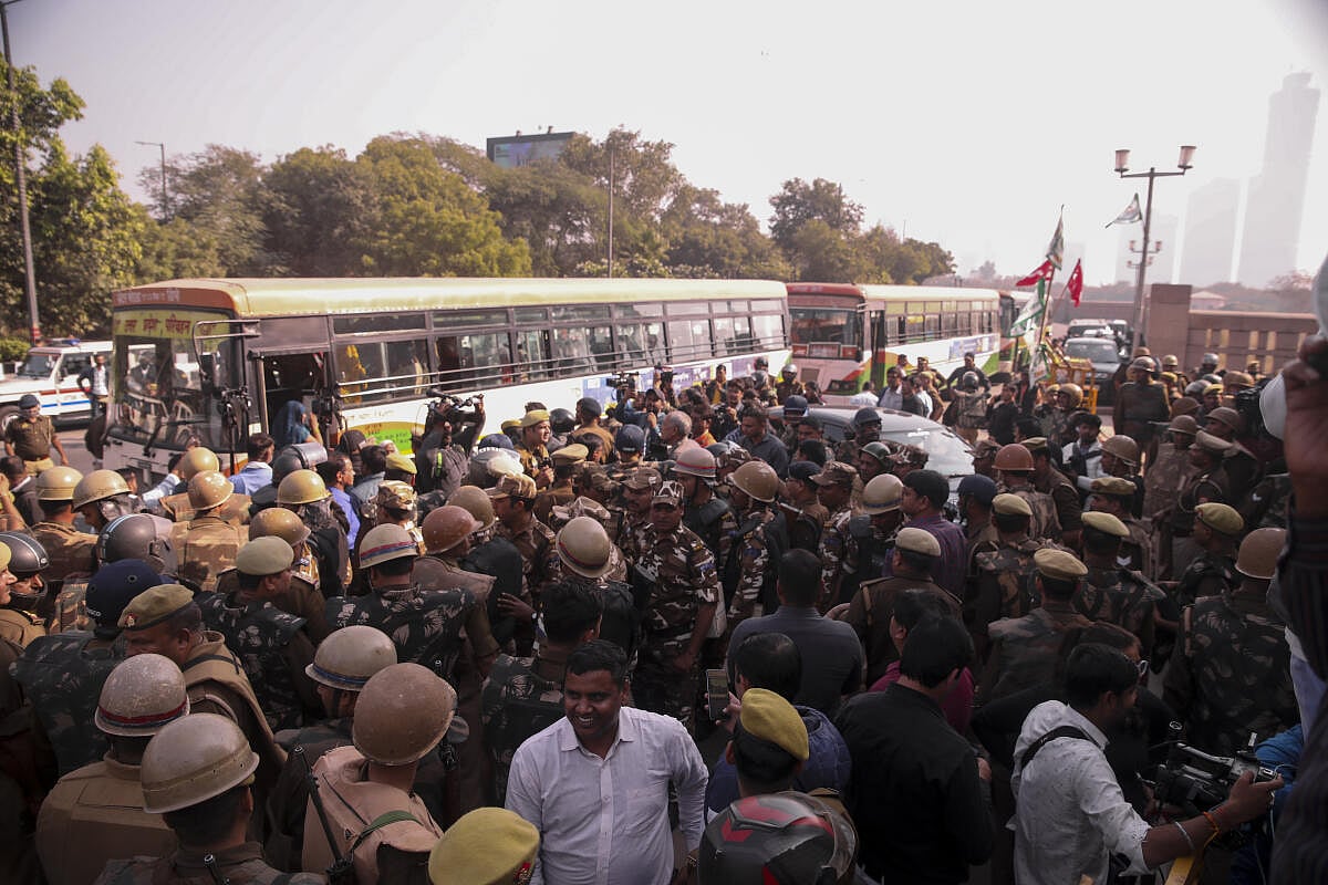 ದೆಹಲಿ ಚಲೋ: ನೊಯ್ಡಾದಲ್ಲಿ ಪ್ರತಿಭಟನೆ ನಡೆಸುತ್ತಿದ್ದ 160ಕ್ಕೂ ಹೆಚ್ಚು ರೈತರ ಬಂಧನ