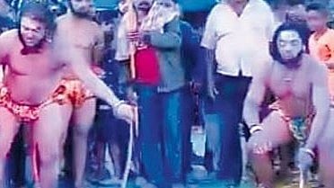 ರಾಮಾಯಣ ನಾಟಕ: ವೇದಿಕೆಯಲ್ಲೇ ಜೀವಂತ ಹಂದಿ ಕೊಂದು ಮಾಂಸ ತಿಂದ ರಾಕ್ಷಸ ಪಾತ್ರದಾರಿ!