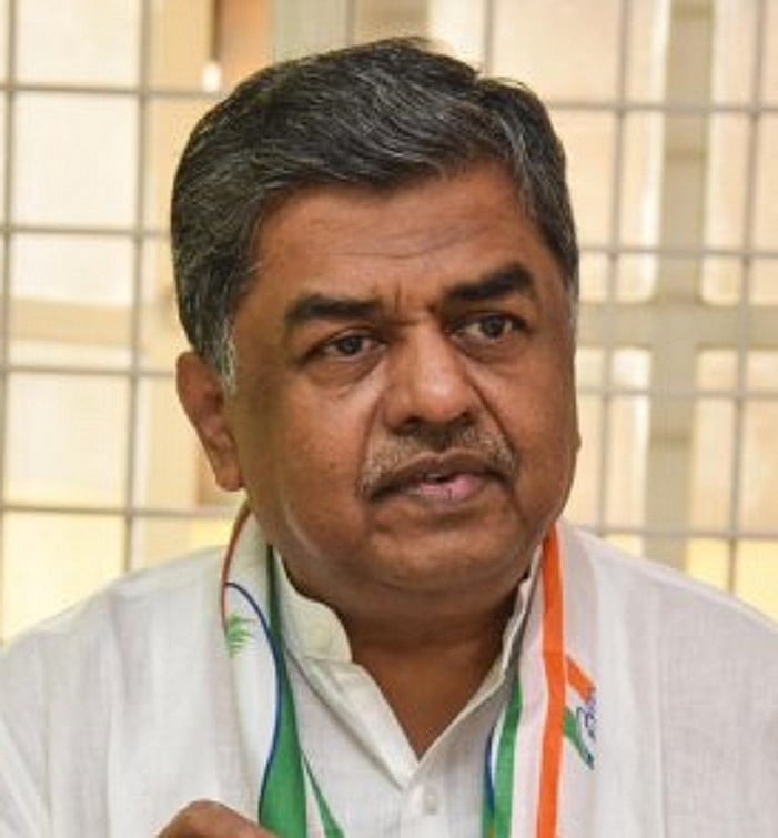 ಮತೀಯವಾದಿ ನಾಯಕರಂತಿದೆ ಪೇಜಾವರ ಶ್ರೀ ನಡೆ: ಹರಿಪ್ರಸಾದ್‌