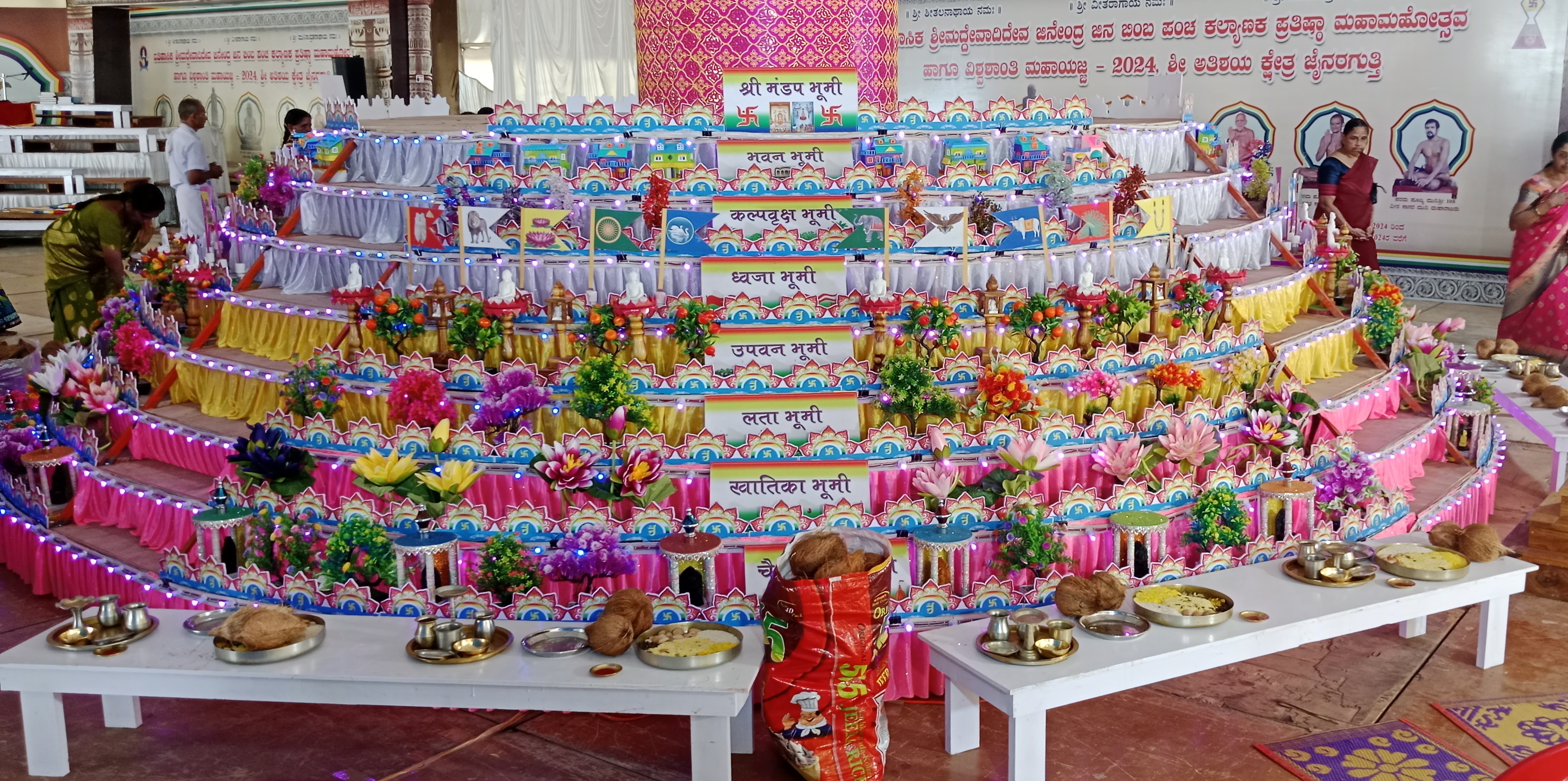 ಹಳೇಬೀಡು ಸಮೀಪದ ಜೈನರಗುತ್ತಿಯಲ್ಲಿ ನಡೆಯುತ್ತಿರುವ ಪಂಚಕಲ್ಯಾಣಿಕದ 5ನೇ ದಿನವಾದ ಮಂಗಳವಾರ ರೂಪಿಸಿದ್ದ ಸಮವಸರಣ
