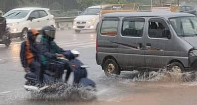 ಸುರಿಯುತ್ತಿರುವ ನಿರಂತರ ಮಳೆಯಿಂದಾಗಿ ಉಡುಪಿಯ ರಸ್ತೆಗಳು ಜಲಾವೃತಗೊಂಡಿದ್ದು, ವಾಹನ ಸವಾರರಿಗೆ ತೊಂದರೆಯಾಗಿದೆ.