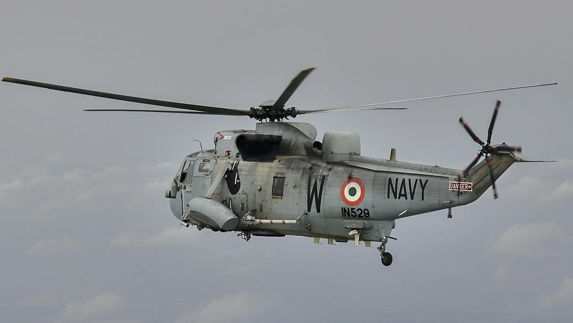 ಒಡಿಶಾ | ಗದ್ದೆಯಲ್ಲಿಳಿದ ನೌಕಾಪಡೆ ಹೆಲಿಕಾಪ್ಟರ್‌: ಅಚ್ಚರಿಗೊಂಡ ಜನ