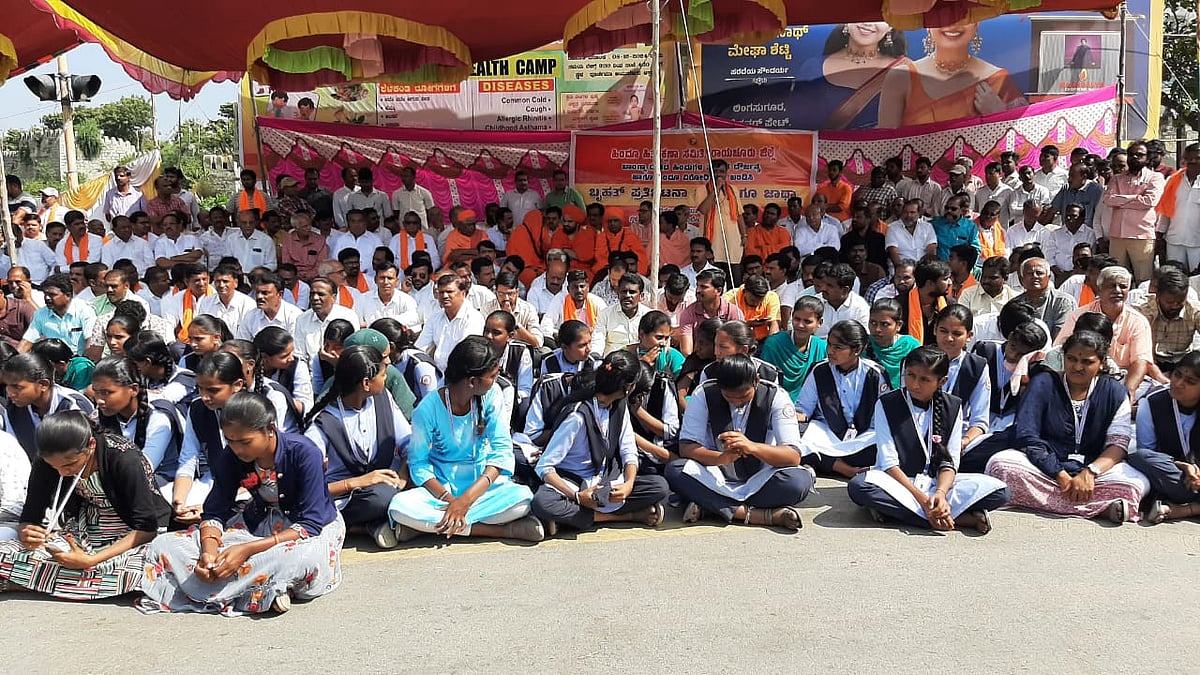 ಬಾಂಗ್ಲಾದೇಶದಲ್ಲಿ ಹಿಂದೂಗಳ ಮೇಲಿನ ದಾಳಿಗೆ ಖಂಡನೆ: ರಾಯಚೂರಿನಲ್ಲಿ ಪ್ರತಿಭಟನೆ