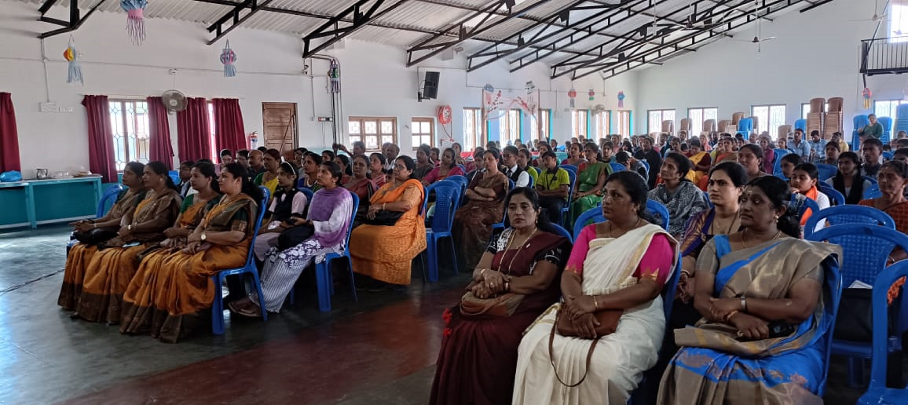 ಪ್ರತಿಭಾ ಕಾರಂಜಿ ಮತ್ತು ಕಲೋತ್ಸವದಲ್ಲಿ ಭಾಗವಹಿಸಿದ್ದ ಶಿಕ್ಷಕರು ಪೋಷಕರು