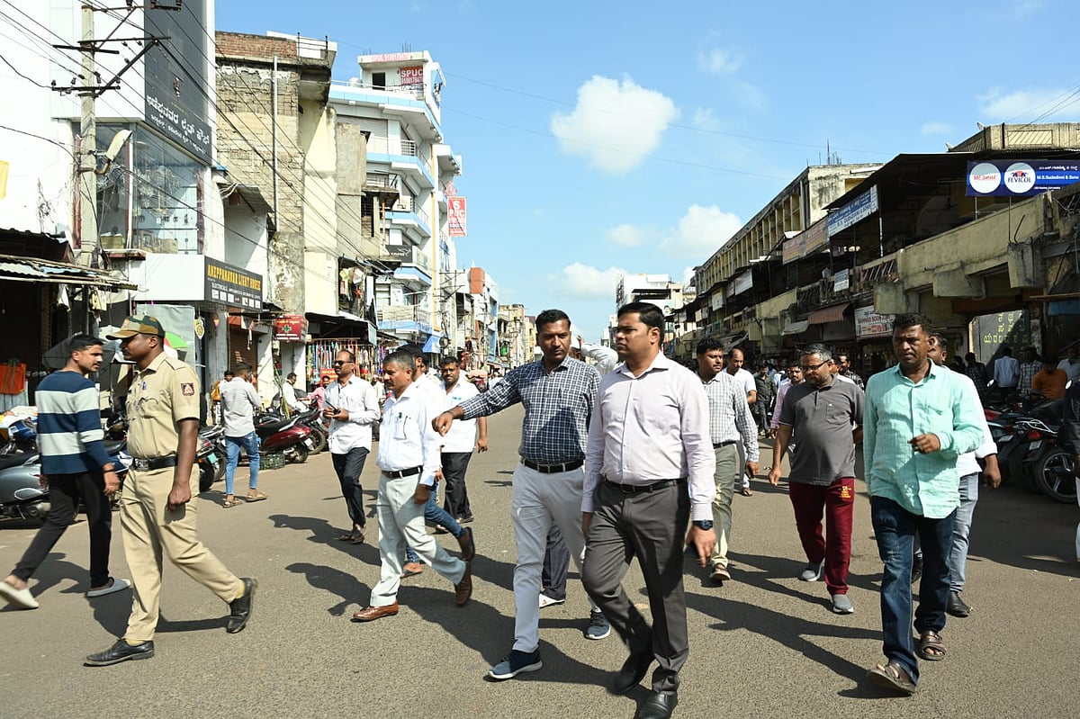 ವಿಜಯಪುರ | ವ್ಯವಸ್ಥಿತ ಸ್ಥಳದಲ್ಲಿ ವ್ಯಾಪಾರ ಮಾಡಿ: ಜಿಲ್ಲಾಧಿಕಾರಿ ಟಿ.ಭೂಬಾಲನ್ 