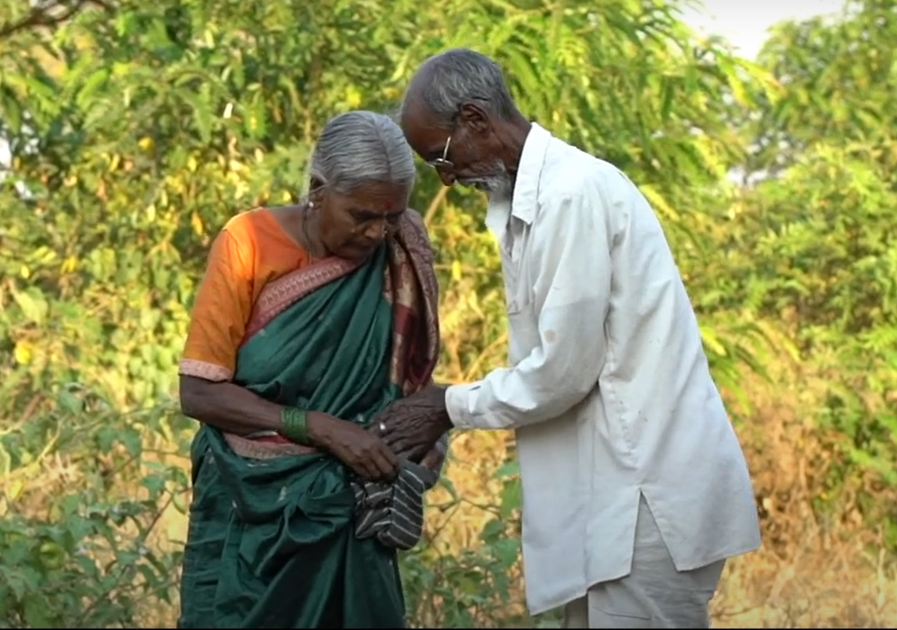 ಪುಟ್ಟೀರಮ್ಮನ ಬೀಜ ಬಿತ್ತುವ ಕಾರ್ಯದಲ್ಲಿ ಪತಿ ಲಿಂಗೇಗೌಡರ ನೆರವು