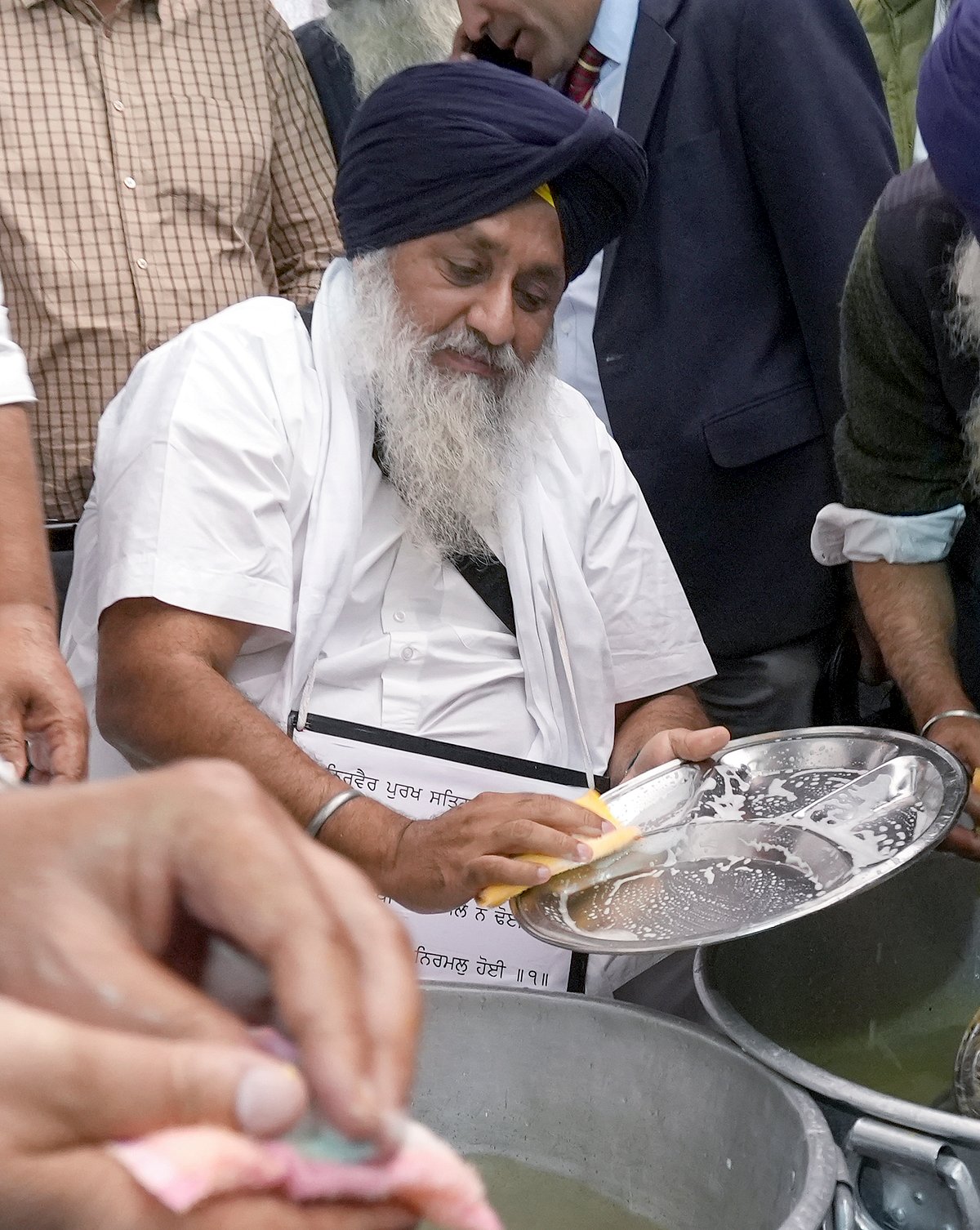 ಗುರುದ್ವಾರದಲ್ಲಿ ಬಾದಲ್‌ ‘ಸೇವೆ’

