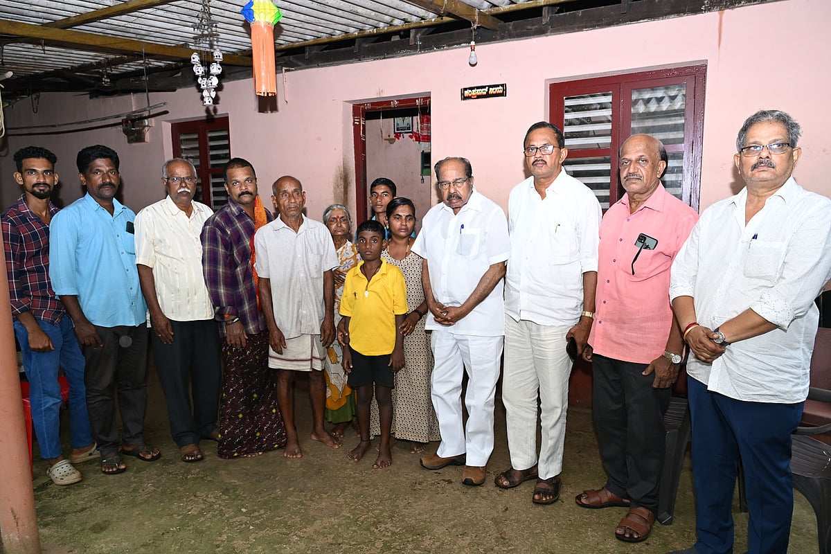 ಮುದ್ರಾಡಿ: ಹರೀಶ್‌ ಕುಲಾಲ್‌ ಮನೆಗೆ ವೀರಪ್ಪ ಮೊಯಿಲಿ ಭೇಟಿ