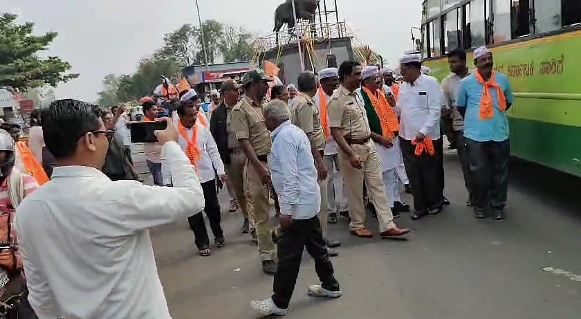 ಪಂಚಮಸಾಲಿ ಹೋರಾಟ | ಟ್ರ್ಯಾಕ್ಟರ್ ತರಲು ಯತ್ನ:  ಪ್ರತಿಭಟನಾಕಾರರು ಪೊಲೀಸ್‌ ವಶಕ್ಕೆ