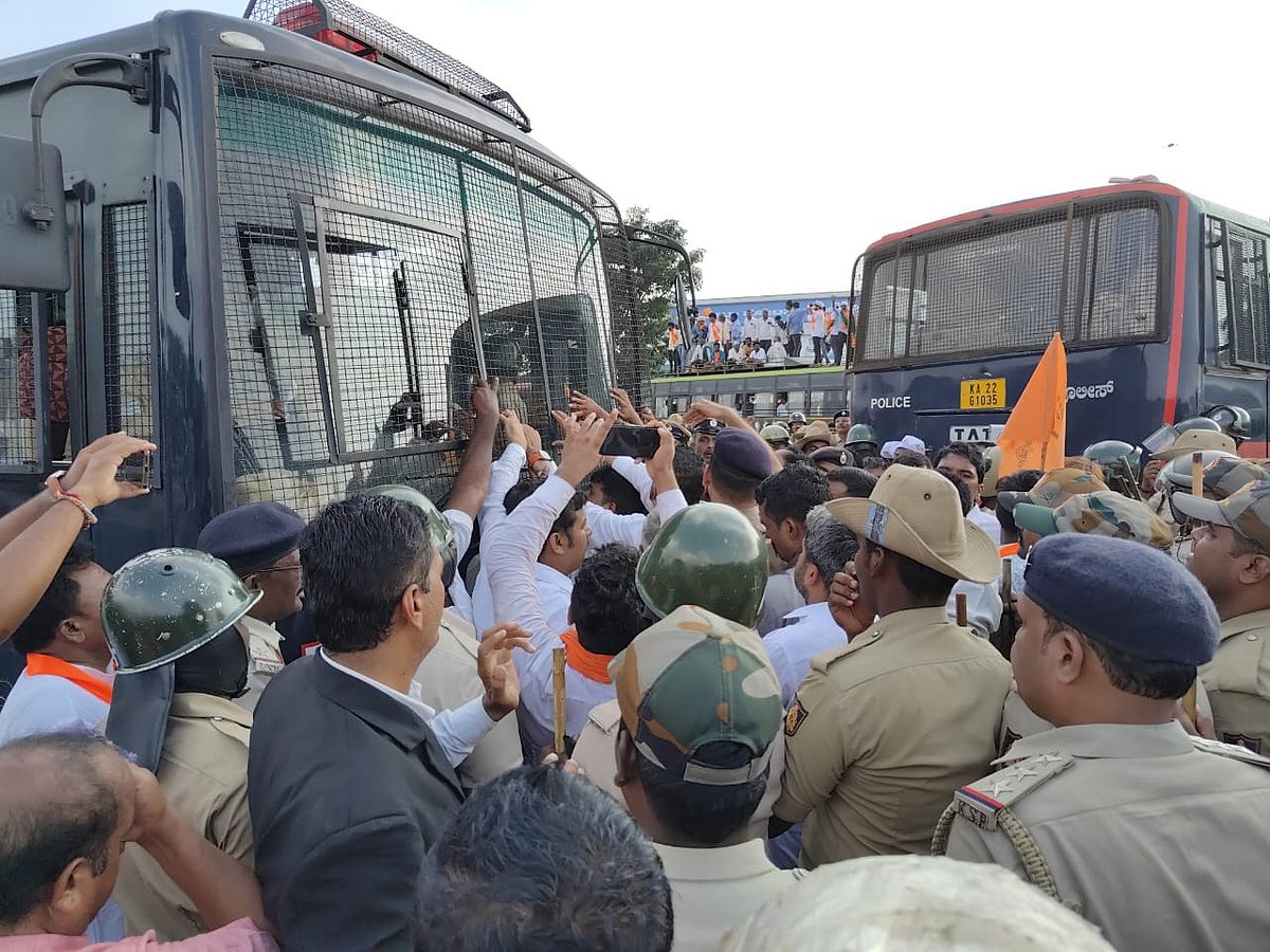 ಬೆಳಗಾವಿ: ಸ್ವಾಮೀಜಿ, ಮುಖಂಡರನ್ನು ವಶಕ್ಕೆ ಪಡೆದ ಪೊಲೀಸರು