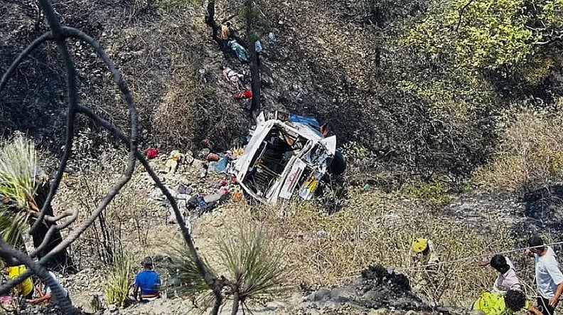 ಹಿಮಾಚಲ ಪ್ರದೇಶ | ಕಂದಕಕ್ಕೆ ಉರುಳಿದ ಬಸ್‌: ಚಾಲಕ ಸಾವು, 30 ಮಂದಿಗೆ ಗಂಭೀರ ಗಾಯ