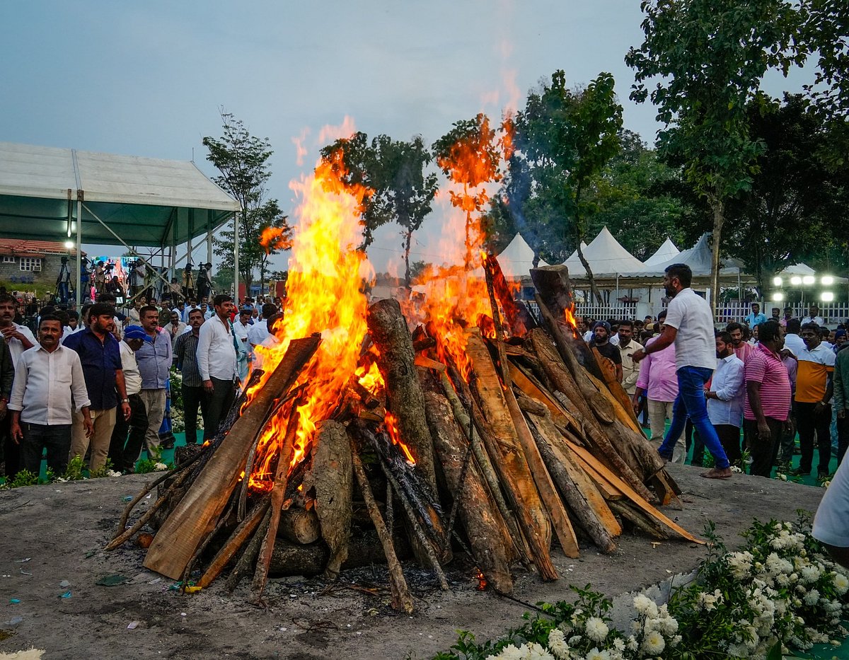 ಹುಟ್ಟೂರು ಸೋಮನಹಳ್ಳಿಯಲ್ಲಿ ಒಕ್ಕಲಿಗ ಸಂಪ್ರದಾಯದಂತೆ ಎಸ್‌.ಎಂ.ಕೃಷ್ಣ ಅಂತ್ಯಕ್ರಿಯೆ