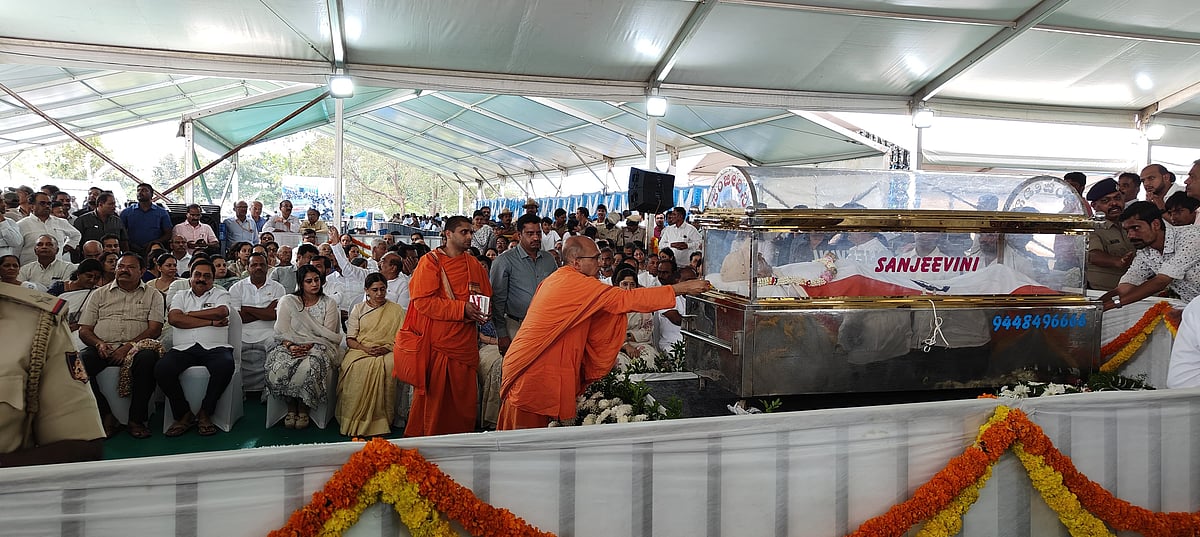 ಹುಟ್ಟೂರಲ್ಲಿ ಎಸ್.ಎಂ.ಕೃಷ್ಣ ಅಂತ್ಯಕ್ರಿಯೆ: ಆದಿಚುಂಚನಗಿರಿಶ್ರೀ ಸೇರಿ ಹಲವರು ಭಾಗಿ