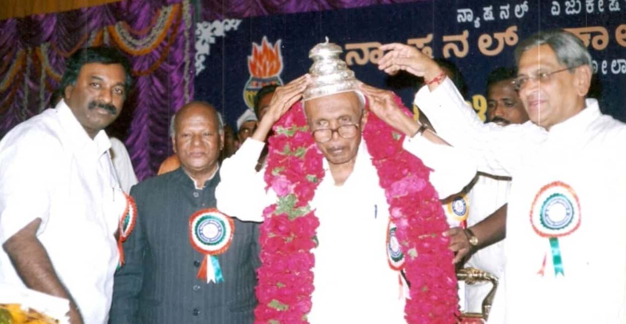ಬಾಗೇಪಲ್ಲಿ ಪಟ್ಟಣದ ನ್ಯಾಷನಲ್ ಕಾಲೇಜಿನ ಬೆಳ್ಳಿ ಮಹೋತ್ಸವದ ಕಾರ್ಯಕ್ರಮದಲ್ಲಿ ಶಿಕ್ಷಣ ತಜ್ಷ ಡಾ.ಎಚ್.ನರಸಿಂಹಯ್ಯರವರಿಗೆ ಎಸ್.ಎಂ.ಕೃಷ್ಣ ಗೌರವಿಸಿದರು. ಅಂದಿನ ಸಂಸದ ಆರ್.ಎಲ್.ಜಾಲಪ್ಪ ಶಾಸಕ ಎನ್.ಸಂಪಂಗಿ ಇದ್ದರು.