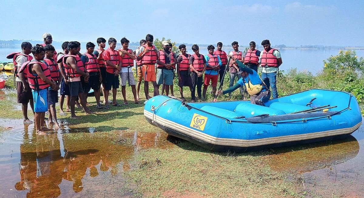 ಆನೆಗೊಂದಿ: ತೆಪ್ಪದ ಯುವಕರಿಗೆ ಜಲಸಾಹಸ ತರಬೇತಿ