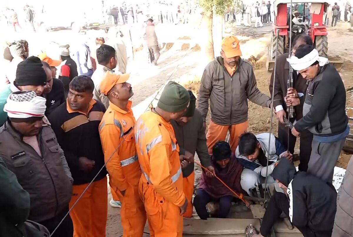 150 ಅಡಿ ಆಳದ ಕೊಳವೆ ಬಾವಿಗೆ ಬಿದ್ದ ಮಗುವಿನ ರಕ್ಷಣೆಗೆ ಮುಂದುವರಿದ ಕಾರ್ಯಾಚರಣೆ