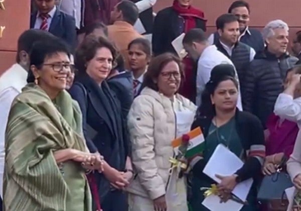 ಕೈಯಲ್ಲಿ ತ್ರಿವರ್ಣ ಧ್ವಜ, ಕೆಂಪು ಗುಲಾಬಿ; ಸುಗಮ ಕಲಾಪಕ್ಕೆ ವಿಪಕ್ಷಗಳ ಮನವಿ