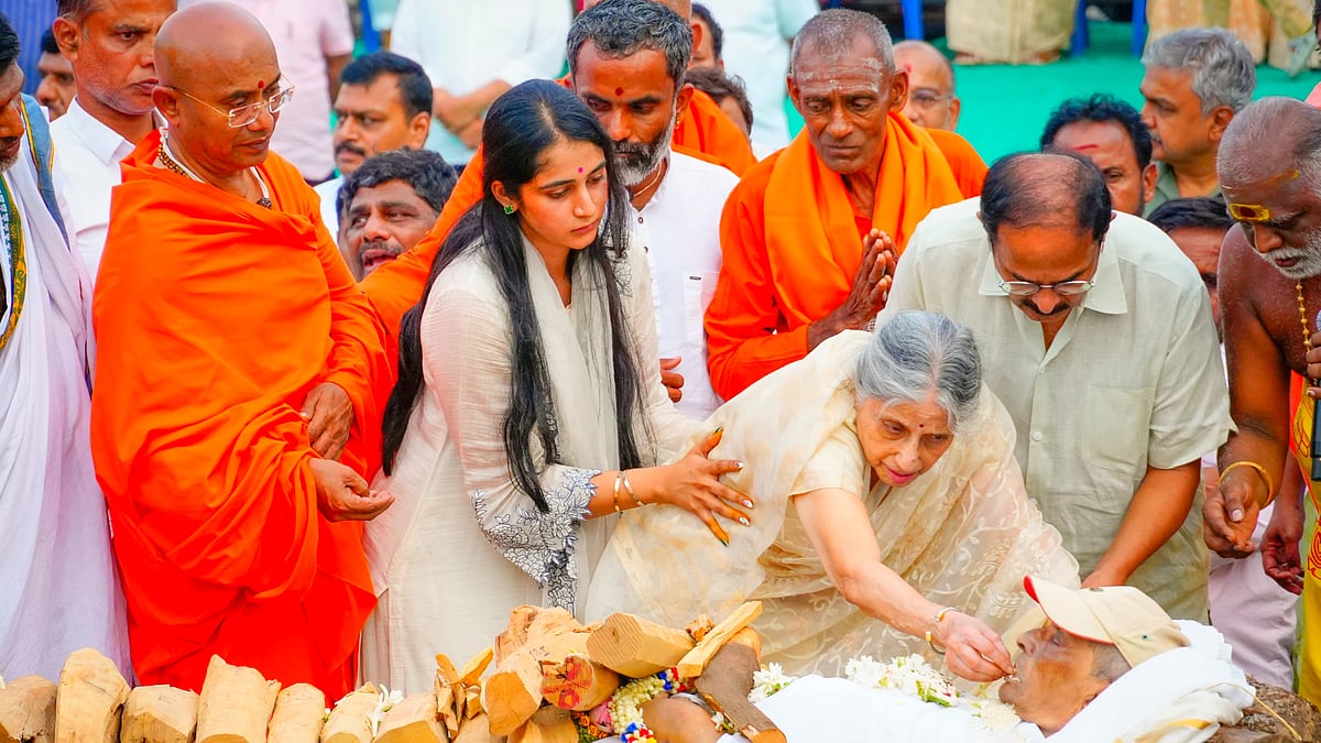 ಎಸ್‌.ಎಂ. ಕೃಷ್ಣ ಪಂಚಭೂತಗಳಲ್ಲಿ ಲೀನ: ಬಿಕ್ಕಿ ಬಿಕ್ಕಿ ಅತ್ತ ಡಿ.ಕೆ. ಶಿವಕುಮಾರ್‌