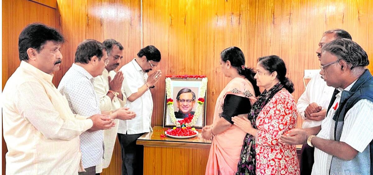 ಕನ್ನಡ ಸಾಹಿತ್ಯ ಸಮ್ಮೇಳನದ ವೇದಿಕೆಗೆ ಎಸ್‌.ಎಂ.ಕೃಷ್ಣ  ಹೆಸರು: ಮಹೇಶ ಜೋಶಿ