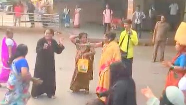 ಹುಕ್ಕೇರಿ ಬಸ್‌ ನಿಲ್ದಾಣದಲ್ಲಿ ಸೀಟ್ ಹಿಡಿಯುವ ಸಲುವಾಗಿ ಮಹಿಳೆಯರ ಹೊಡೆದಾಟ!