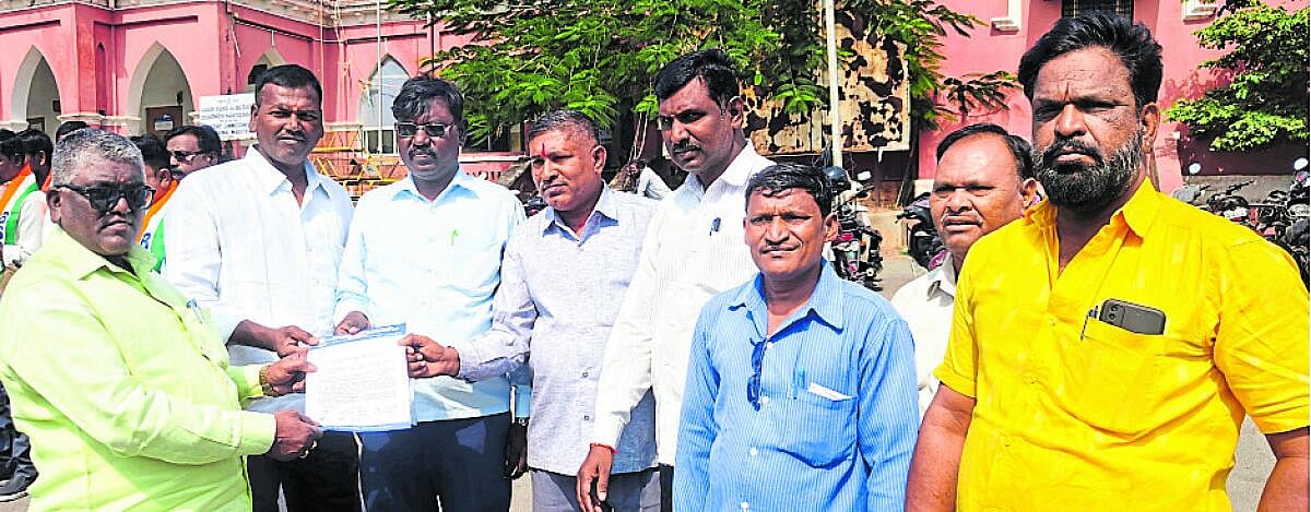 ರಾಯಚೂರು | ಬೀದಿನಾಯಿ, ಬೀಡಾಡಿ ದನಗಳ ಹಾವಳಿ