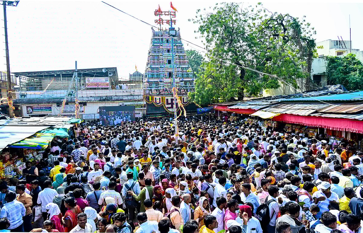 ದೇವಲ ಗಾಣಗಾಪುರ: ತೊಟ್ಟಿಲಲ್ಲಿ ಬಾಲ ದತ್ತನ ಕಣ್ತುಂಬಿಕೊಂಡ ಭಕ್ತರು