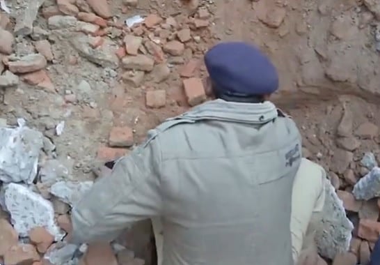 ಉತ್ತರ ಪ್ರದೇಶ | ಒತ್ತುವರಿ ತೆರವುಗೊಳಿಸುವಾಗ ಶಿವನ ದೇವಾಲಯ, ಬಾವಿ ಪತ್ತೆ!