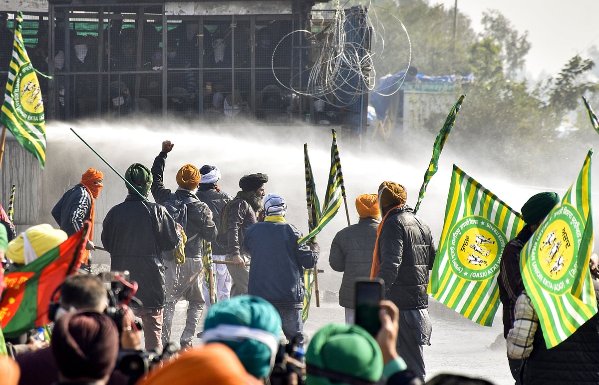 ಭದ್ರತಾ ಪಡೆಗಳಿಂದ ಅಶ್ರುವಾಯು: ದೆಹಲಿ ಪಾದಯಾತ್ರೆ ಕೈಬಿಟ್ಟ ರೈತರು