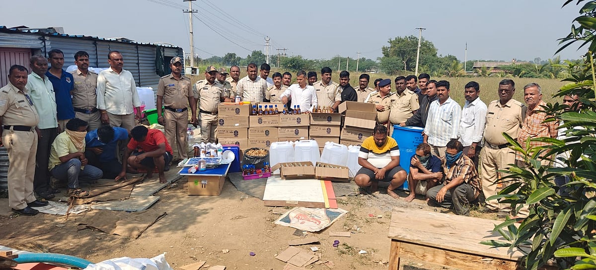 ವಿಜಯಪುರ | ಅಬಕಾರಿ ದಾಳಿ: ₹8.5 ಲಕ್ಷ ಮೌಲ್ಯದ ನಕಲಿ ಮದ್ಯ ವಶ, ಆರು ಜನರ ಬಂಧನ