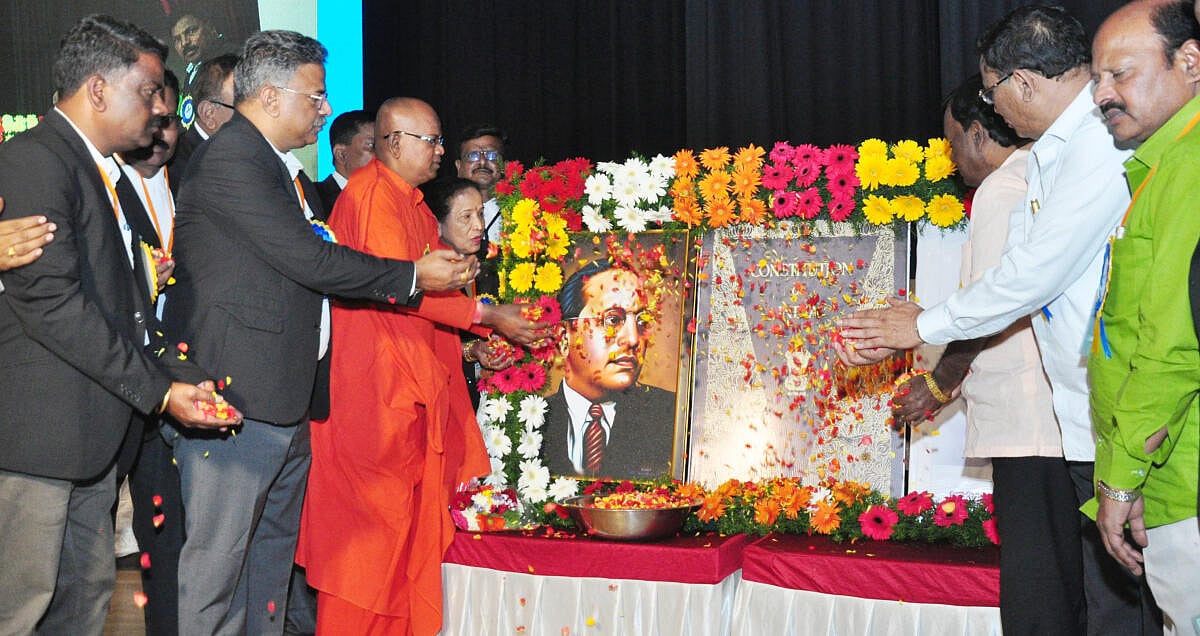 ನಿಮ್ಮ ಲಾಠಿಗೆ ನಾವು ಹೆದರುವುದಿಲ್ಲ:ಸರ್ಕಾರಕ್ಕೆ ಮಾದಾರ ಚನ್ನಯ್ಯ ಸ್ವಾಮೀಜಿ ಸಂದೇಶ