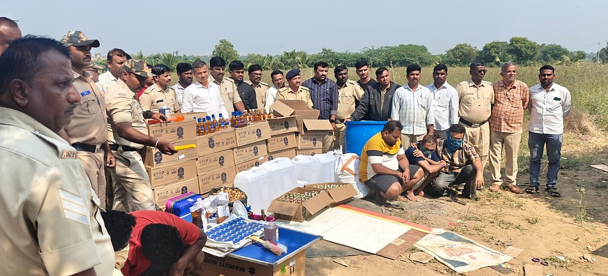 ವಿಜಯಪುರ: ₹8.5 ಲಕ್ಷ ಮೌಲ್ಯದ ನಕಲಿ ಮದ್ಯ ವಶ; ಆರು ಜನರ ಬಂಧನ 