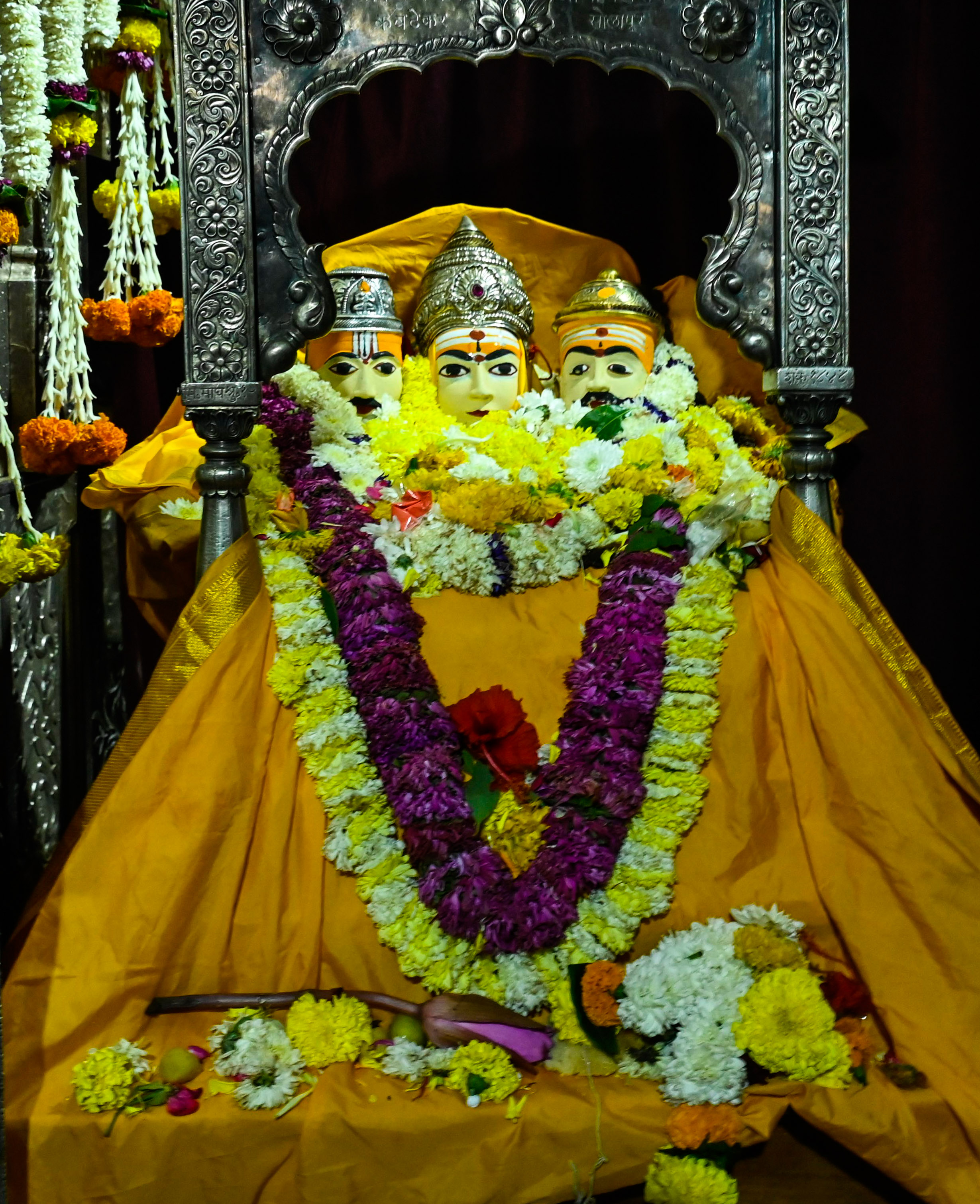 ದೇವಲ ಗಾಣಗಾಪುರದ ದತ್ತ ಮಹಾರಾಜರ ಅಲಂಕೃತ ಮೂರ್ತಿ