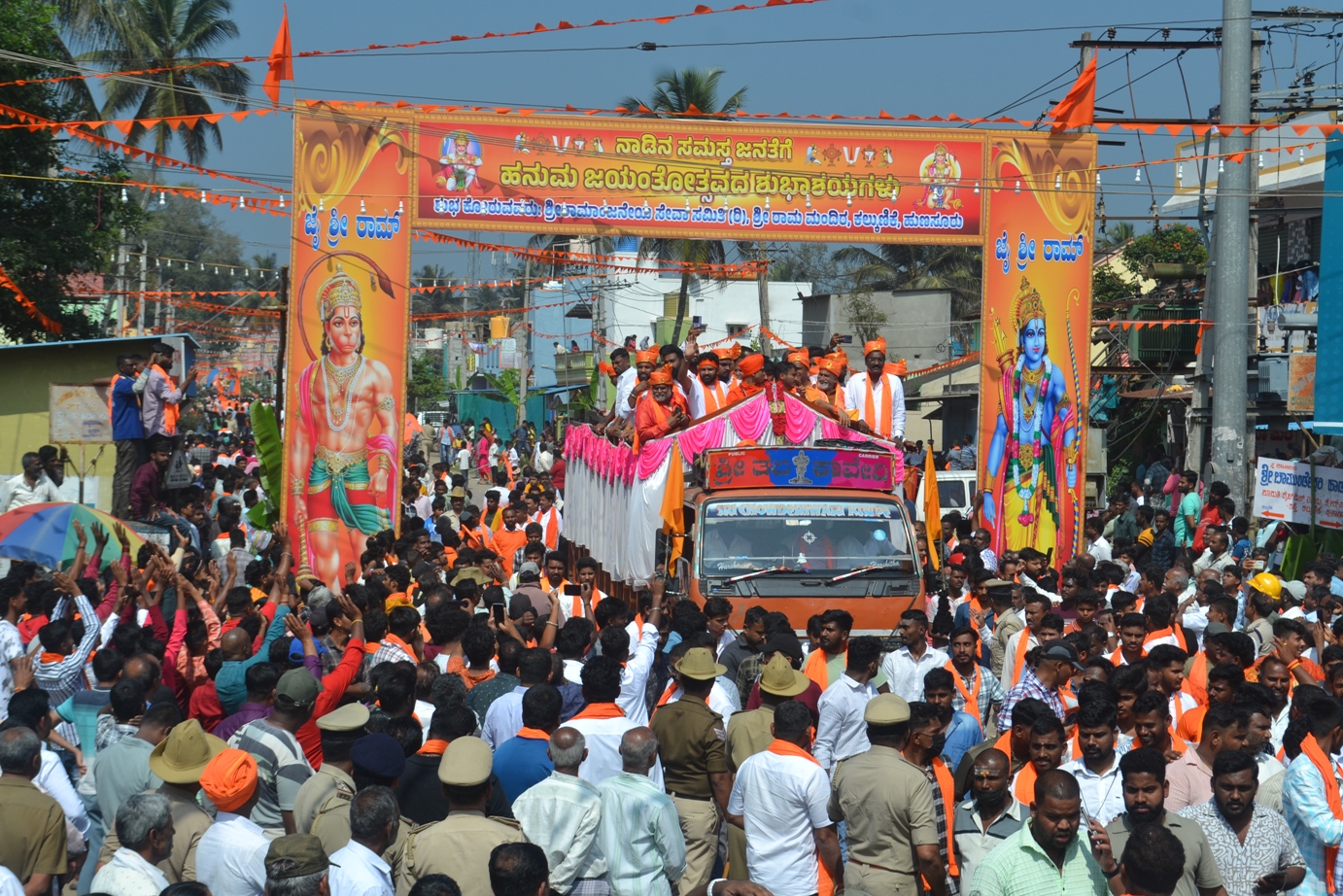 ಉತ್ಸವದಲ್ಲಿ ಭಾಗವಹಿಸಿದ್ದ ಜನಪ್ರತಿನಿಧಿಗಳು ಮತ್ತು ಮಠಾಧಿಪತಿಗಳು ತೆರದ ವಾಹನದಲ್ಲಿ ಸಾಗಿದರು