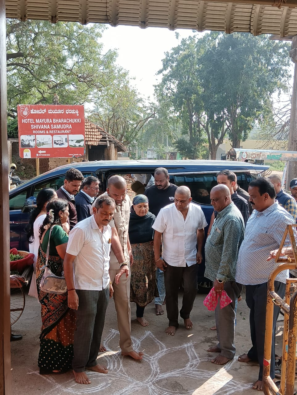 ಸಮೂಹ ದೇವಾಲಯಕ್ಕೆ ಹ್ಯಾಟ್ರಿಕ್ ಹೀರೋ ಶಿವರಾಜ್ ಕುಮಾರ್ ಕುಟುಂಬ ಸಮೇತ ಭೇಟಿ ನೀಡಿದರು
