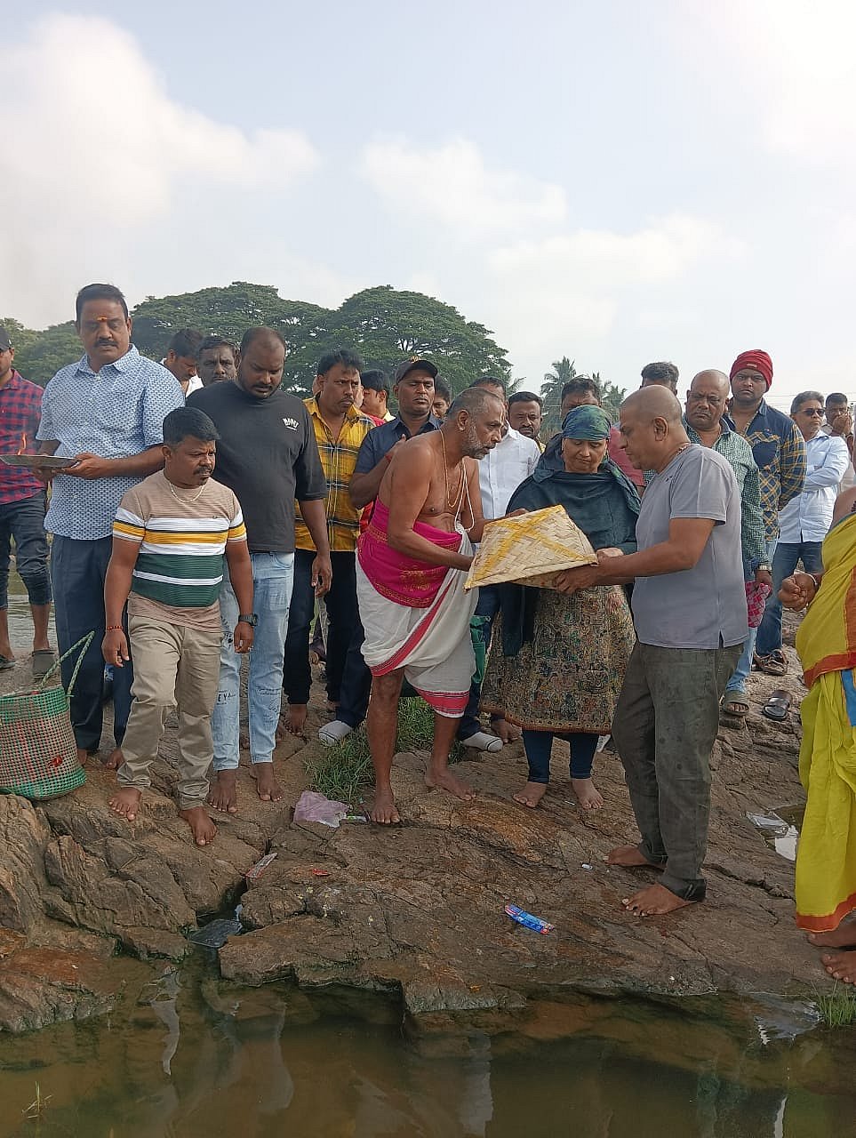 ಕೊಳ್ಳೇಗಾಲ: ಸಮೂಹ ದೇವಾಲಯಕ್ಕೆ ನಟ ಶಿವರಾಜ್ ಕುಮಾರ್ ದಂಪತಿ ಭೇಟಿ