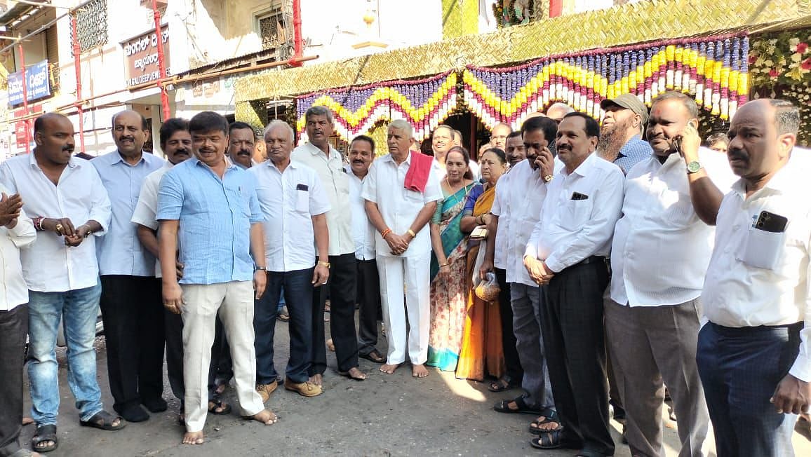  ಕುಮಾರಸ್ವಾಮಿ, ರೇವಣ್ಣ ಜನ್ಮದಿನ: ಆಂಜನೇಯ ಸ್ವಾಮಿ ದೇವಾಲಯದಲ್ಲಿ ವಿಶೇಷ ಪೂಜೆ