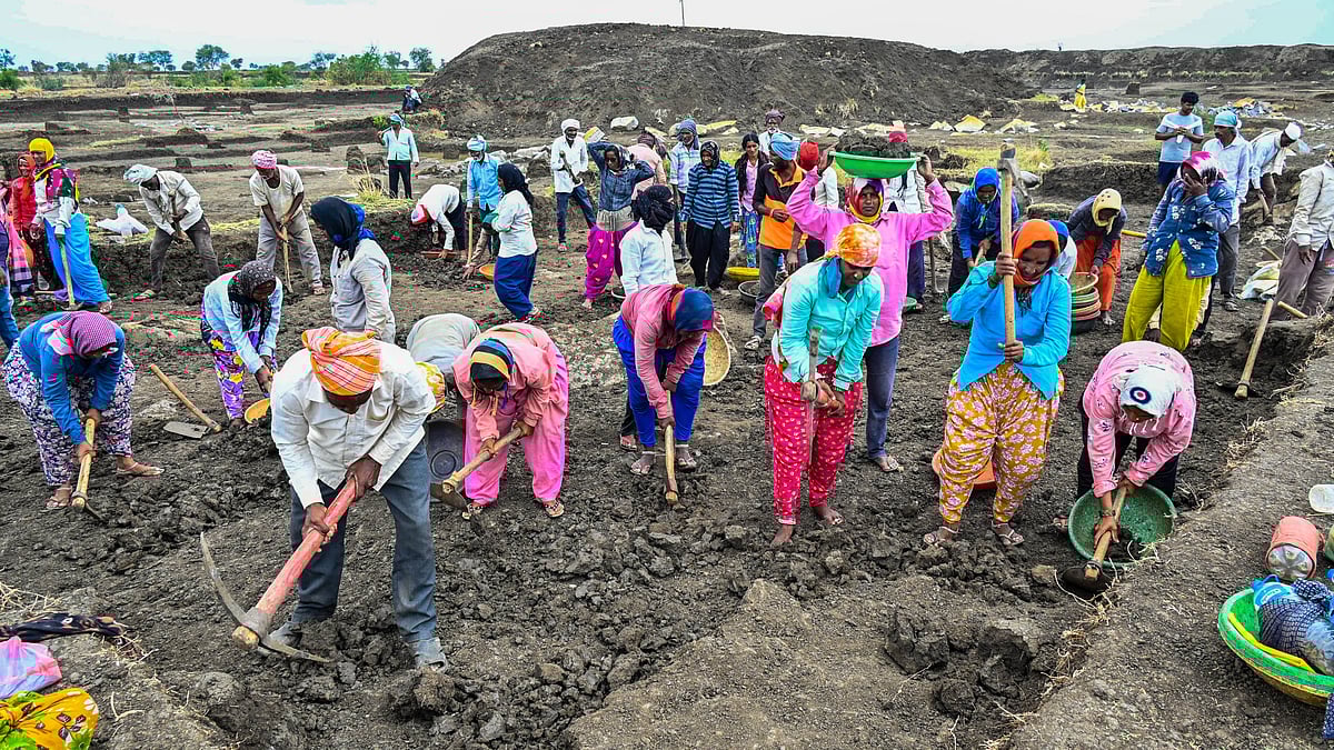 MGNREGS ಪಾವತಿಗೆ ಆಧಾರ್ ಜೋಡಣೆ; ಅನುಷ್ಠಾನಕ್ಕೆ ಸಕಾಲವಲ್ಲ: ಸಂಸದೀಯ ಸಮಿತಿ ವರದಿ