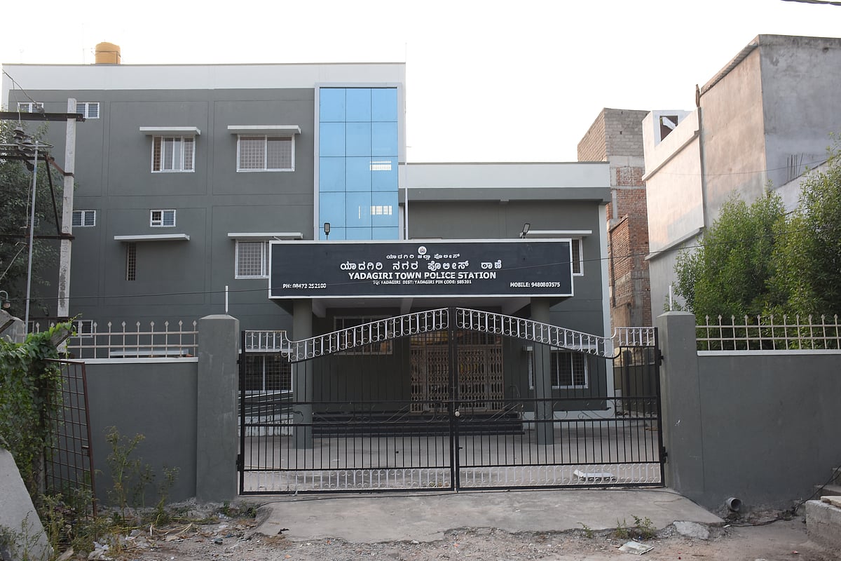 ಯಾದಗಿರಿ: ಉದ್ಘಾಟನೆಗೆ ಗ್ರಹಣ; ವಸತಿ ಗೃಹದಲ್ಲೇ ಠಾಣೆ!

