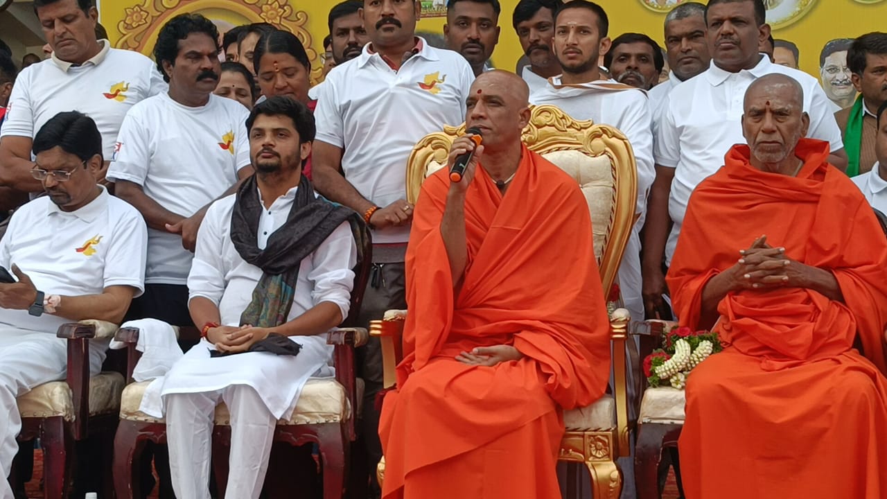ಆದಿಚುಂಚನಗಿರಿ ಮಠದ ನಿರ್ಮಲಾನಂದನಾಥ ಸ್ವಾಮೀಜಿ, ಗೌರಿಗದ್ದೆ ಆಶ್ರಮದ ವಿನಯ್ ಗುರೂಜಿ