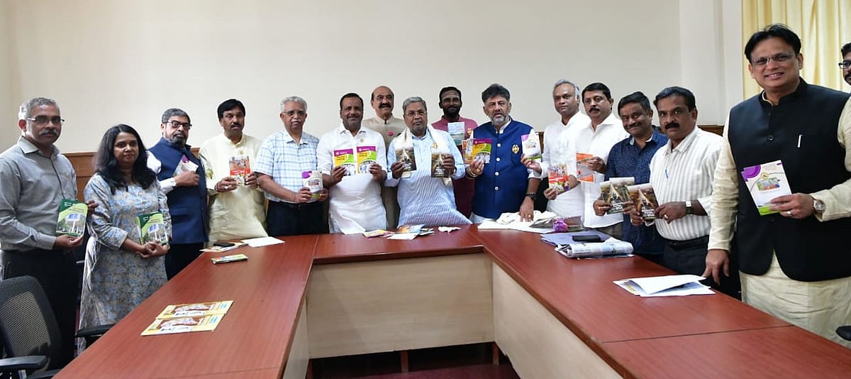 10 ಕಿರುಹೊತ್ತಿಗೆ ಬಿಡುಗಡೆ ಮಾಡಿದ ಸಿ.ಎಂ