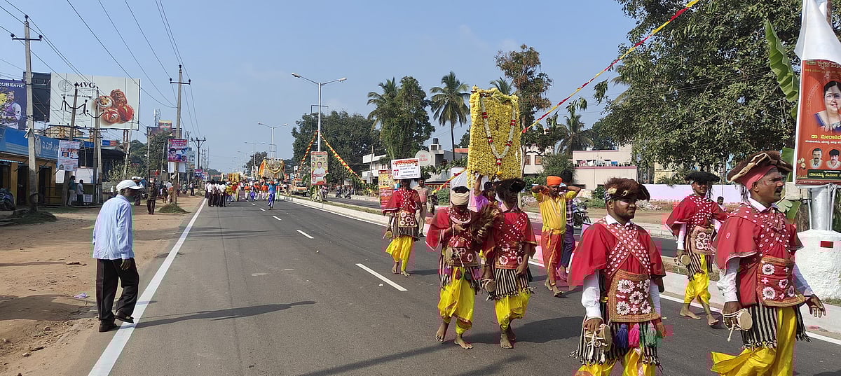 ಕನ್ನಡ ಸಾಹಿತ್ಯ ಸಮ್ಮೇಳನ: ಲಯತಪ್ಪಿದ ಕಲಾತಂಡಗಳ ಮೆರವಣಿಗೆ