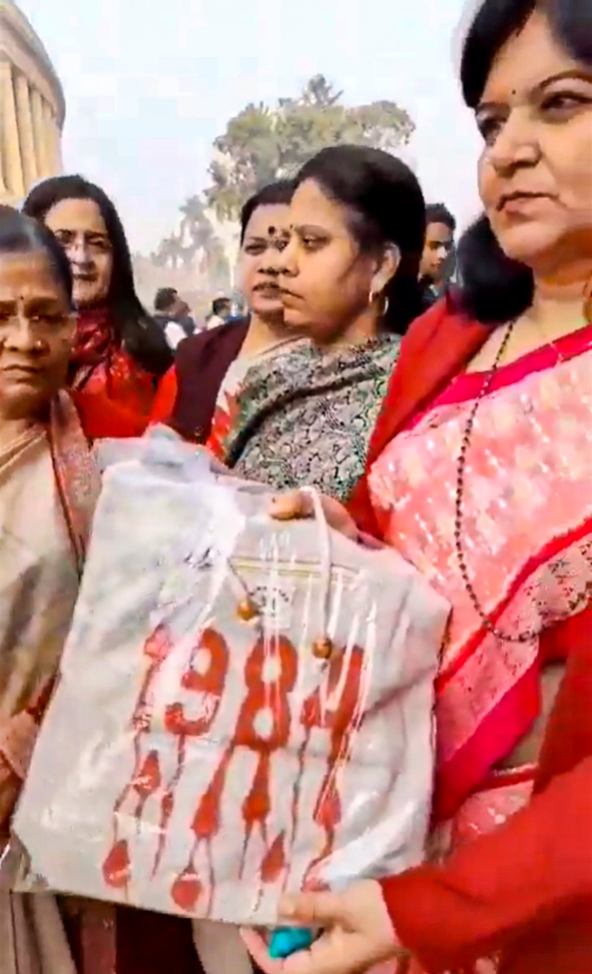 ಪ್ರಿಯಾಂಕಾಗೆ ‘1984’ ಕೈಚೀಲ ಉಡುಗೊರೆ ನೀಡಿದ ಬಿಜೆಪಿ ಸಂಸದೆ