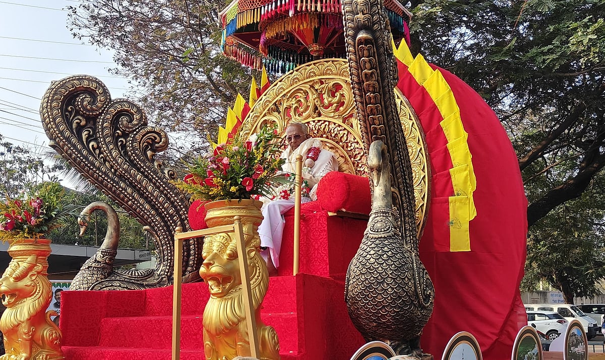 ವಿಶೇಷ ರಥದಲ್ಲಿ ಸಮ್ಮೇಳನಾಧ್ಯಕ್ಷರ ಮೆರವಣಿಗೆ: ಒಂದೂವರೆ ಗಂಟೆ ತಡವಾಗಿ ಆರಂಭ