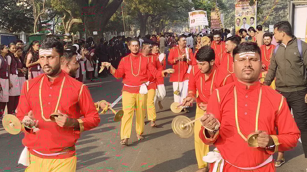 ಕನ್ನಡ ಸಾಹಿತ್ಯ ಸಮ್ಮೇಳನಾಧ್ಯಕ್ಷರ ಮೆರವಣಿಗೆಯಲ್ಲಿ ಕಲಾತಂಡಗಳ ಮೆರುಗು